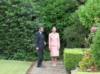 総領事公邸の庭を御覧になる高円宮妃殿下（右）