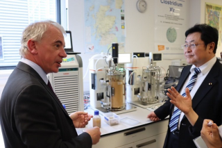 Environment Minister Nishimura (right) eagerly listening to President Tangney's explanation at the lab