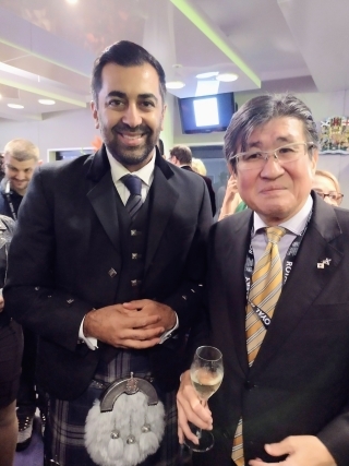 First minister (left) and Consul General (right)