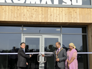 Consul General Fujiwara (left) cuts ribbon with Mayor Harid (middle) & his wife