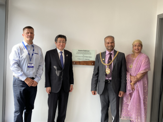Consul General Fujiwara (second left) and Mayor Harid (second right) pose with plaque