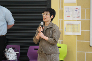 Deputy Consul General Ishii giving words of encouragement