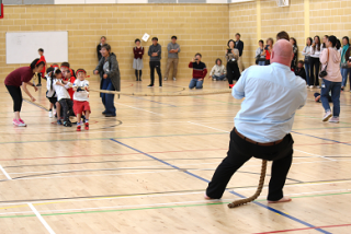 エイトキン職員と生徒たちとの綱引き
