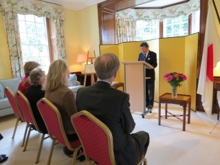 総領事藤原直はスピーチをする。