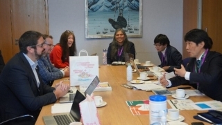 Governor Yamamoto (far right) exchanging opinions with Ollie Bray, Strategic Director of Education Scotland (far left)