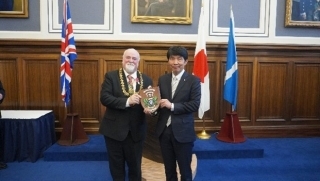 Governor Yamamoto (right) visits Lord Provost of Dundee Bill Campbell (left)