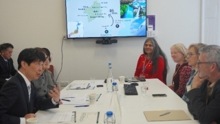 Governor Yamamoto (left) exchanging opinions with University of Dundee Deputy Vice-Chancellor & Provost Shane O'Neill (far right)