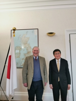 オークニー日本協会マルコム・マックレイ会長(左)と藤原直総領事(右)