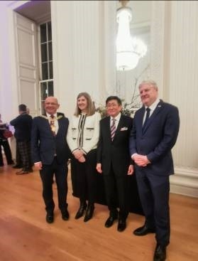 右から、アンガス・ロバートソン大臣、藤原直総領事、アリソン・ジョンストン議長、ロバート・オリドリッジ・エディンバラ市長
