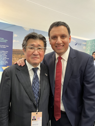 藤原直総領事 (左)とアナ・サワール党首(右)