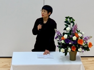 祝辞を述べる石井首席領事