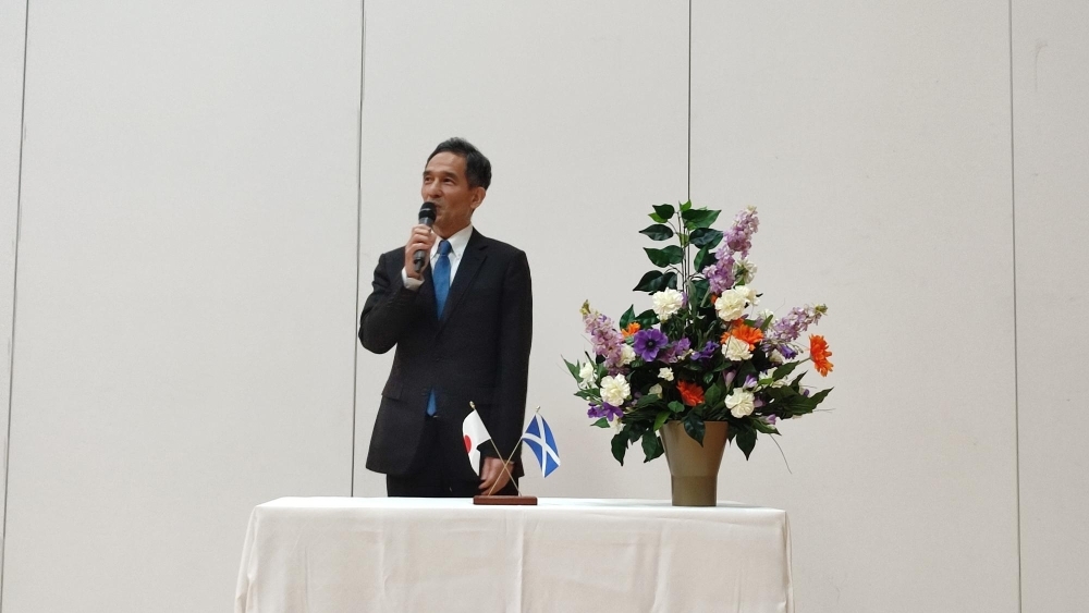 スコットランド補習校で祝辞を述べる武田総領事