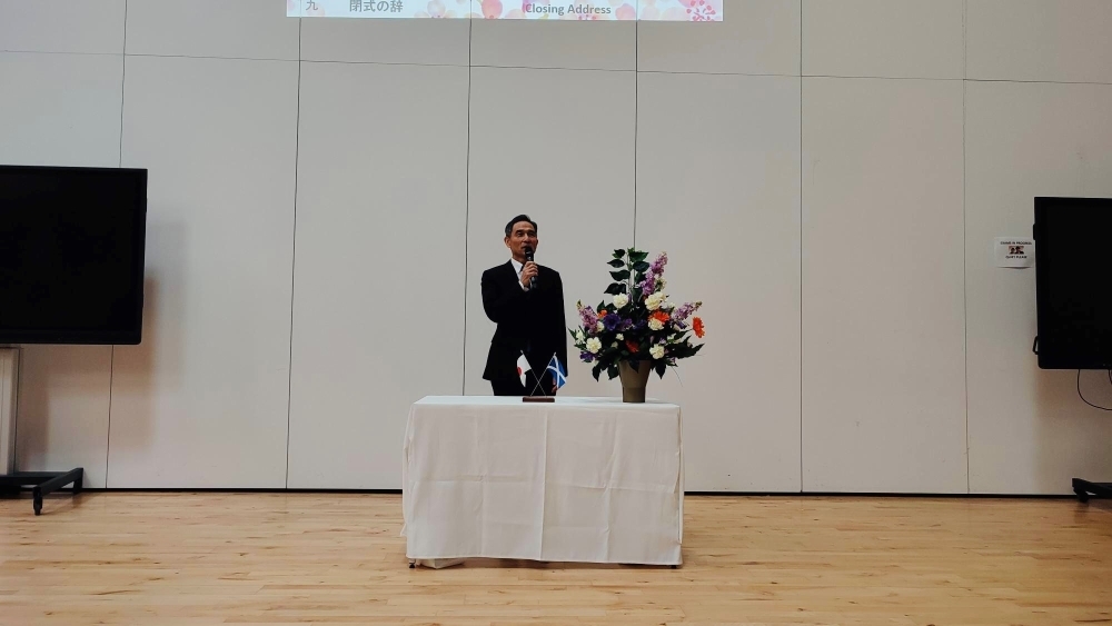 スコットランド補習校で祝辞を述べる武田総領事